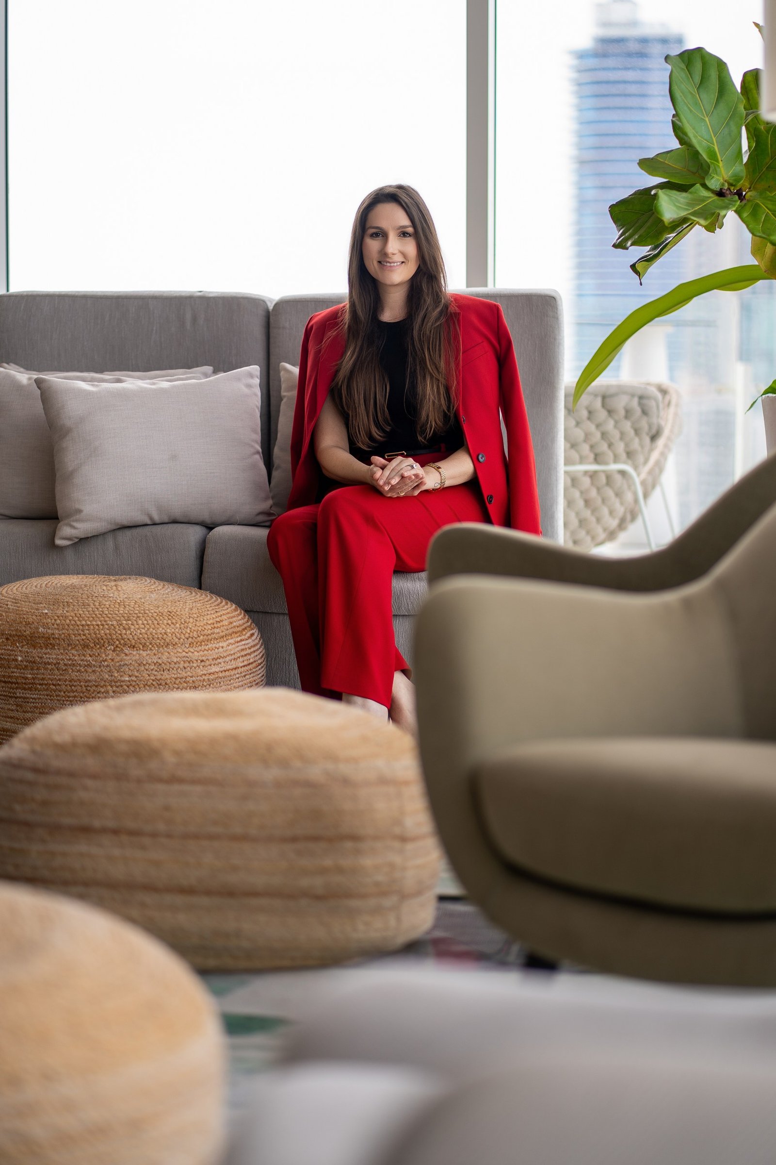 Nina sentada, con traje rojo.